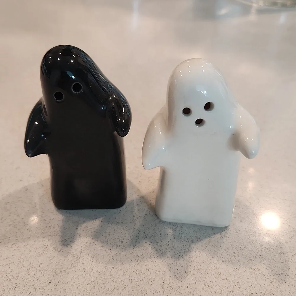 Black and white ghost Las Vegas salt and pepper shakers, new without tags!